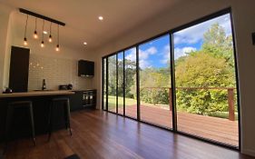 Kosmo'S Studio: City Style In A Retreat Setting!